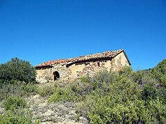 Vista fronto-lateral derecha de la ermita de San Pedro en El Cuervo (Teruel).