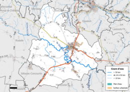 Carte en couleur présentant le réseau hydrographique de la commune