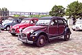 「2CV チャールストン」(手前) 。量産型モデルのヘッドランプハウスはクローム仕上げ。