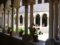 Cloître de la collégiale.