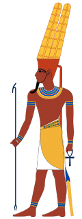 رسم لرجل بكامل طوله في ثياب مصرية قديمه، جلده بني محمر، ويرتدي خوذة مع أعمدة صفراء طويلة