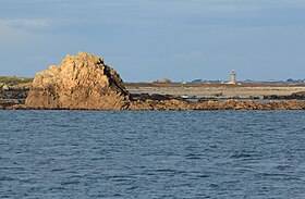 L'île de Balanec vue du sud, avec derrière le phare de Kéréon et Ouessant