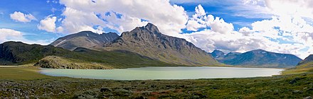 Photo du lac de Bierikjávvre avec en arrière-plan, la montagne Bierikbákte.