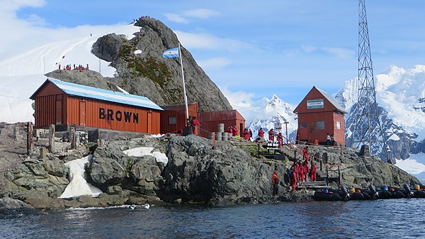 Touristes en visite à Brown pendant l'été austral 2014