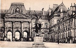 Carte postale du château de Lunéville et statue du Général Lasalle