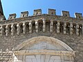 Muraille séparant la basse-cour de la cour d'honneur (mâchicoulis et blason de Virieu) .