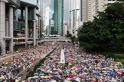 金钟道傍晚一度下雨，游行人士举起雨伞，犹如2014年的“雨伞运动”