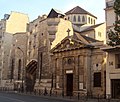 Photographie de la façade de deux églises mitoyennes donnant sur une rue passante.