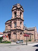 L'église romane en grès rose et l'abbaye.