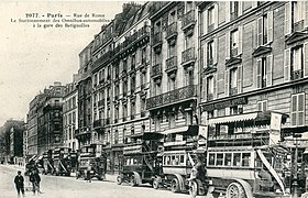 Les premiers autobus parisiens étaient à impériale, sur le modèle des omnibus dont ils reprenaient la caisse. On voit ici le terminus de la ligne AL de la CGO à la gare des Batignolles.