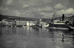 Botes en el puerto, la ciudad es visible al fondo.