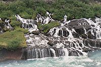 Les chutes de Hraunfossar.