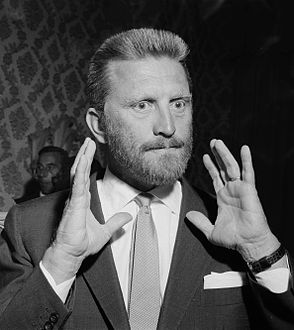 Amsterdam, 1956 : Kirk Douglas décrit à la presse son rôle dans La Vie passionnée de Vincent Van Gogh