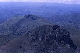 Vue aérienne du volcan Mbapit en 1966.