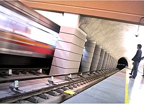 Une rame passant par la station.