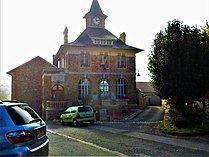 La Mairie de Jaulgonne, une mâtiné d'automne.