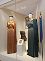 De gauche à droite : costume de Norma en 1960 à Epidaure, perruque de Médée à Epidaure en 1961 et rare édition d'extraits des textes musicaux de la pièce de 1909, costume de Norma en 1960 à Epidaure et canne-thyrse de Tosca à Gênes en mars 1954.