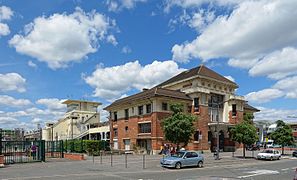 Ancien bâtiment voyageurs de la ligne de Sceaux, puis du RER B, aujourd'hui désaffecté.