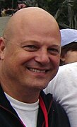 Michael Chiklis interprète Jim Powell.