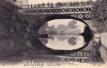 Photo ancienne prise en amont du pont (le pont du commerce est visible plus en aval sur la Midouze en arrière plan). Les bains publics Noinski sont visibles à gauche.