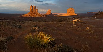 Monument Valley au coucher du soleil. Situé aux États-Unis, dans le sud de l’Utah et au nord de l’Arizona, le site fait partie du plateau du Colorado et inclut une réserve des Navajos. (définition réelle 4 000 × 2 028)