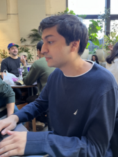 Neal Agarwal travaillant buvant un cappuccino à Brooklyn, New York.