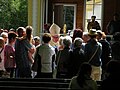 Un prêtre s'adressant aux gens après la messe.