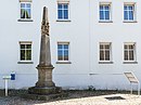 Postsäule an der Straßenkreuzung Neuendorf und Straach