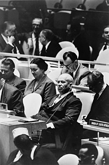 Photographie de Khrouchtchev portant des écouteurs assis derrière son bureau au milieu des autres délégués aux Nations unies