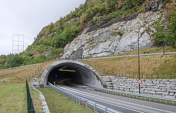 Riksväg 70 vid Oppdølsstrandstunneln.