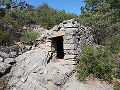 "Orri" (cabane en pierre sèche) construite de (et sur) le "granite de Millas", un kilomètre au nord du village, sur le chemin qui va vers St Jacques de Calahons.