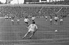 Égalisation de Paul Breitner sur penalty.