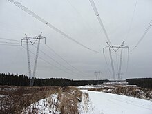 Pylônes en V de TransÉnergie près de Chapais, transportant l’électricité de la Baie-James vers le sud du Québec (2009).