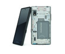 Dos Fairphone 2, uno visto desde el lateral y apoyado en el otro, que muestra su tapa trasera transparente, a través de la que se puede leer impreso en el cuerpo del teléfono la inscripción «change is in your hands» («el cambio está en tus manos»)