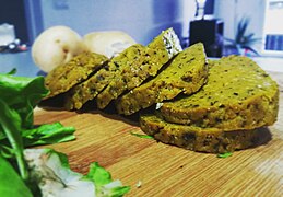 Des tranches de seitan assaisonnées et frites.