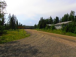 Vägskylten "2 Storsaivis" pekandes till vänster. Bild från juli 2016.