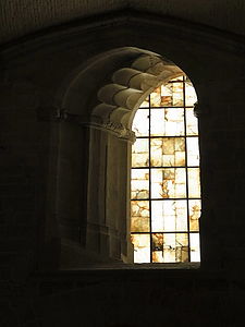 Ventana de alabastro en la Catedral de Valencia. Nótese la inclinación asimétrica en la parte izquierda del marco del muro que permite a la luz solar alcanzar el presbiterio