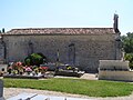 L'église au milieu du cimetière