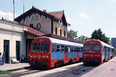 Volos railway station in 1995. The tracks are mixed gauge. Both trains are metric gauge DMU for Kalampaka.