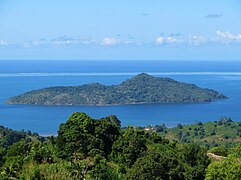 L'îlot M'Bouzi vu depuis les hauteurs de la Grande Terre.