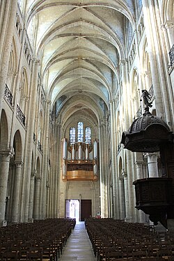 La nef et l'orgue de tribune.