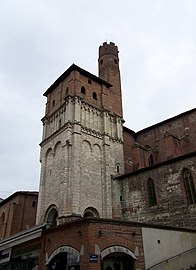 Campanile in pietra e ultimo piano in mattoni.