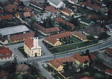 La route 5 devant l'église d'Alsónémedi.