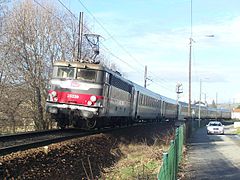 Un TER poussé par la BB 25239 quitte Aix-les-Bains en direction d'Annecy en 2007.