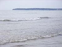 Le cap de Carteret vu de la plage de Saint-Rémy-des-Landes.