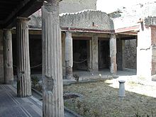 cour entourée de colonnes blanches