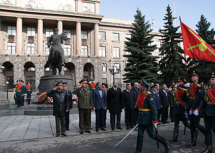 Возле здания штаба ЦВО в Екатеринбурге, 2015 г.