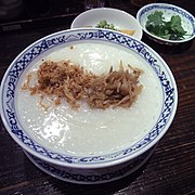 Reis Congee mit Zhacai (rechts)