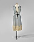 Robe en crêpe de lin bleu et blanc Rodier (1912), Palais Galliera, musée de la Mode de la Ville de Paris.