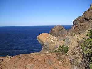 La ripida costa nordoccidentale dell'isola